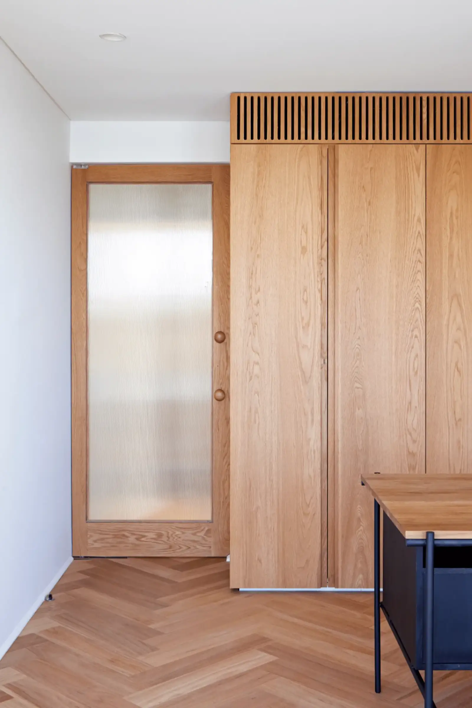 Sutherland Project - fluted glass door detail
