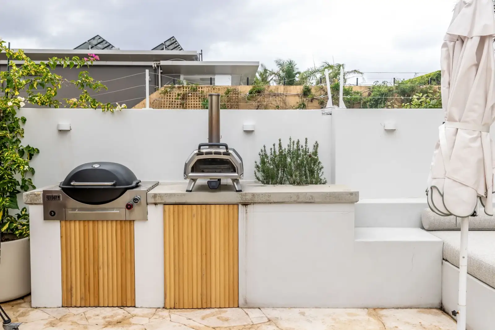 Bronte Pool - outdoor kitchen with BBQ and pizza oven